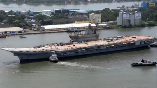 印度防长登航母，剑指巴基斯坦？深度解读印巴海军博弈新局势