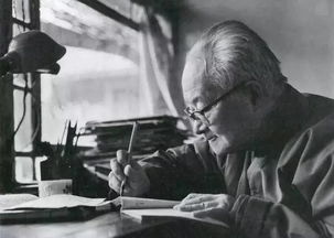 一位读者在窗前阅读沈从文的作品