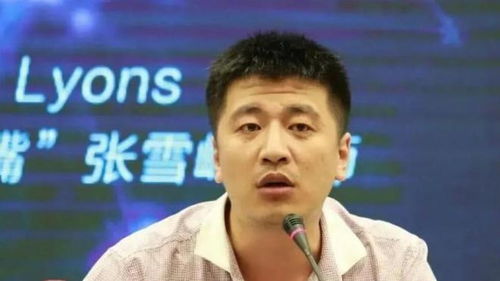 张雪峰在演讲台上讲解教育话题