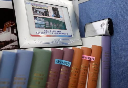 书本和手机并排放在桌上