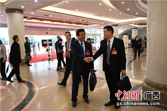 各国代表在会场交流