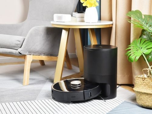 智能扫地机器人正在清扫地板