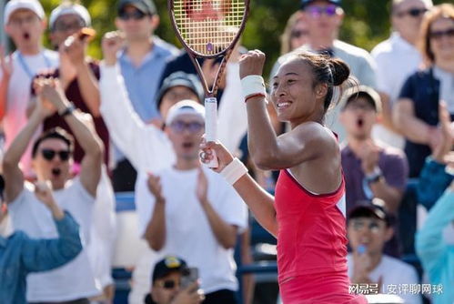 郑钦文笑着接受采访