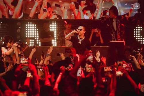 GAI在舞台上激情表演