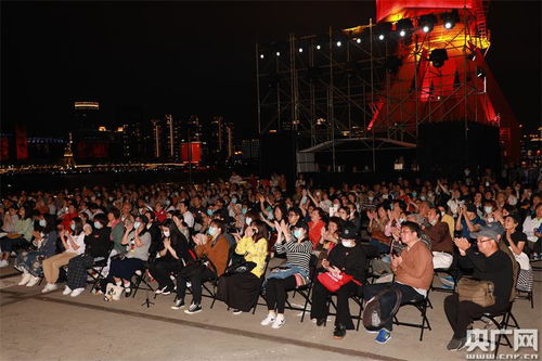 发布会现场观众专注聆听