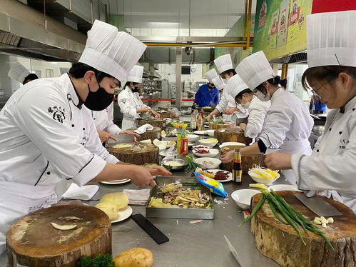 毕业生离校前找食堂阿姨“干杯”：一场青春的告别仪式