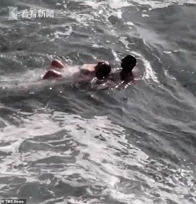 皮划艇被大浪掀翻瞬间示意图