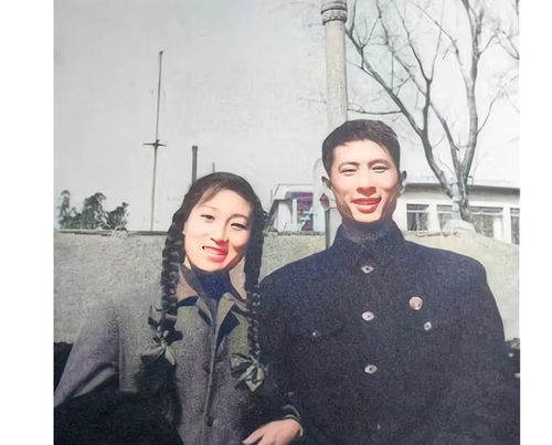 新婚夫妻合影甜蜜笑容