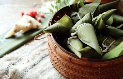 年轻人在家包粽子并拍摄短视频