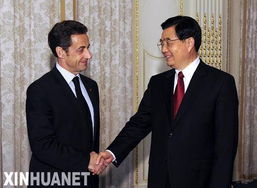 中法领导人握手合影