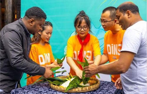 外国人开始包粽子了，中国传统文化走向世界的又一信号