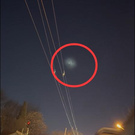 网友拍摄到的不明飞行物视频截图