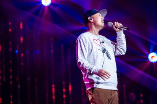 舞台上的深情演唱