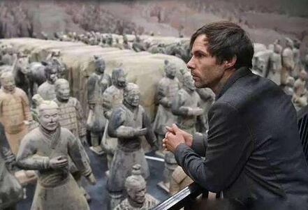 男子跳入兵马俑坑后捂脸倒地