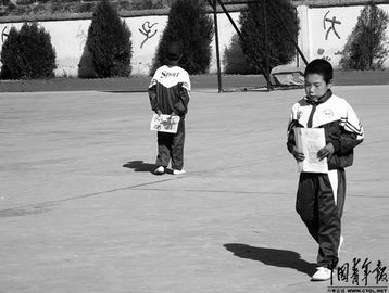 一群孩子在学校操场上玩耍