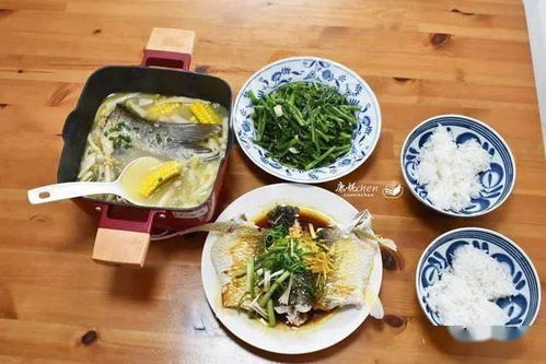 两人在家中享用晚餐