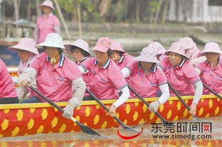 女子龙舟队奋力划桨