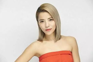 丁当微笑面对镜头