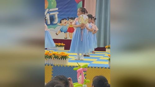 六一演出C位老师独自打伞引热议，背后真相竟如此暖心？