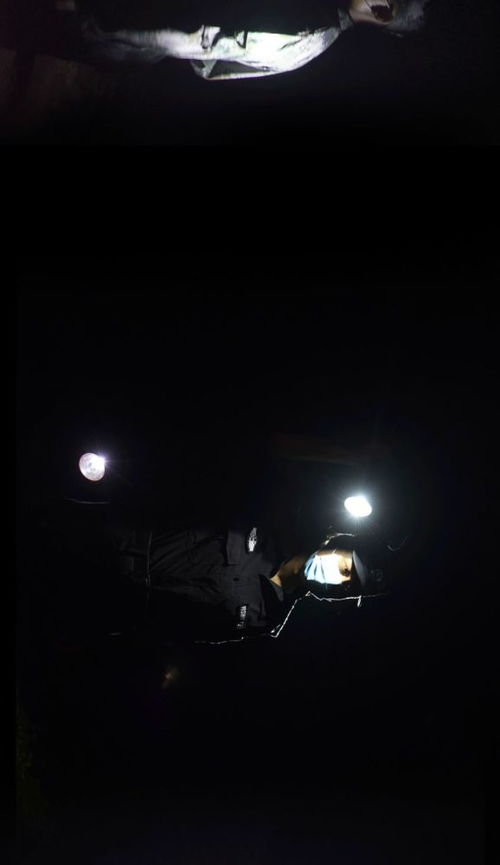 夜色中一位母亲守护在井口旁