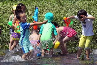 孩子们在河边打水仗