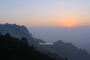 一个人坐在山顶看日出