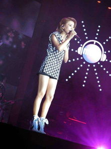 丁当在后台准备登台