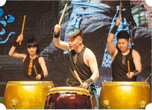 鼓手黎国添专注击鼓瞬间