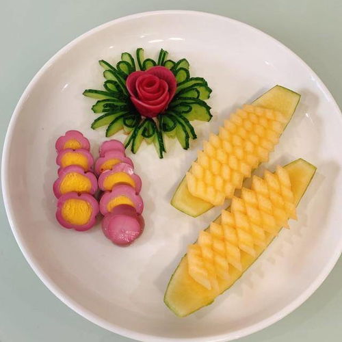 草莓和哈密瓜摆盘图