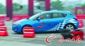 几位消费者正在试驾新车