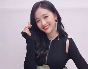 吴宣仪与侯佩岑在选曲讨论中