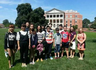 哈佛校园内的国际学生合影