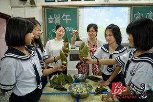 学生包粽子现场