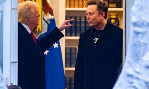 马斯克从红帽到黑帽：一场政治与商业的帽子游戏