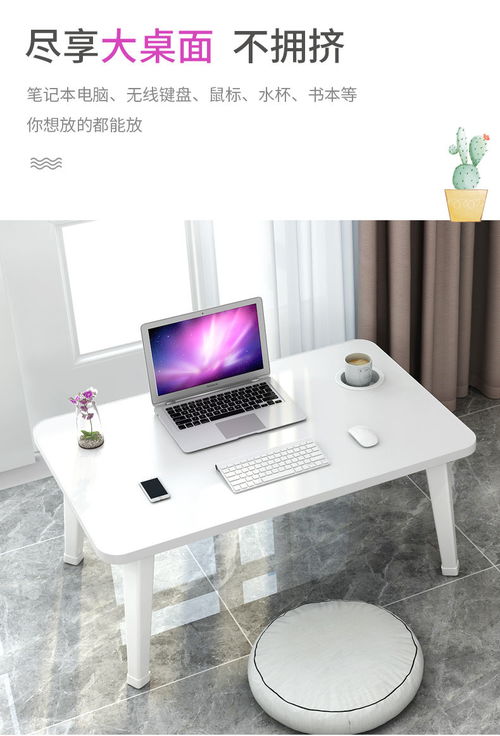 夜深人静时的书桌与笔记本电脑画面