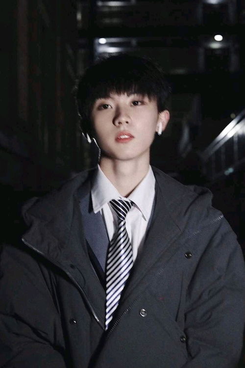 马嘉祺与粉丝互动的现场照片