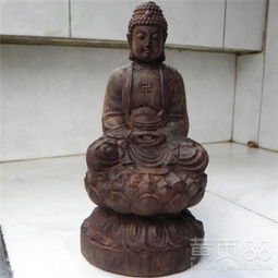 岩石壁上雕刻的多个小佛像