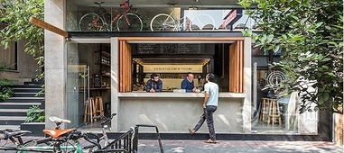 香格里拉街头的小咖啡馆