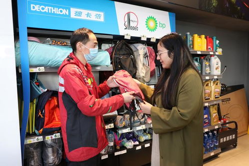 迪卡侬门店顾客选购商品