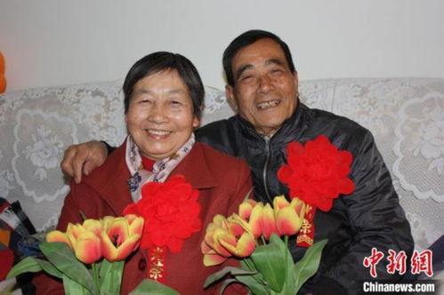 李强与妻子在家中合影