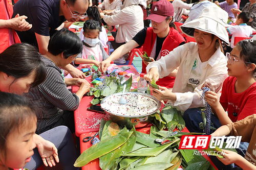 居民们一起包粽子的场景