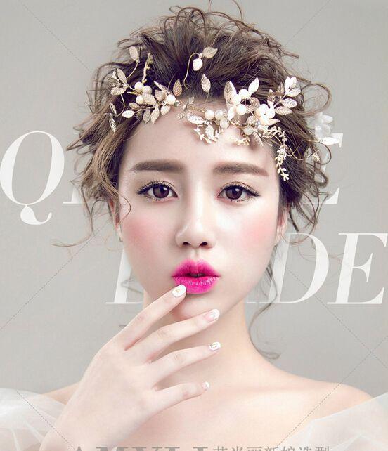 一对新人佩戴金色首饰参加婚礼