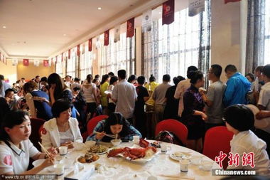 购房者与开发商协商现场照片