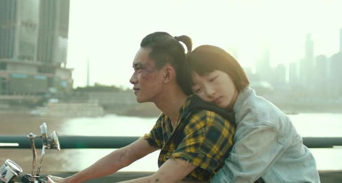 图片内容: 两个人在夕阳下相视而笑