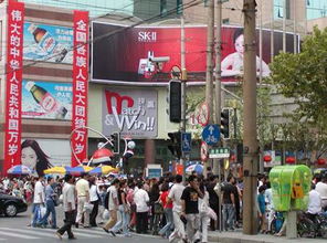 中部城市街头人流如织