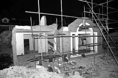 只剩几堵墙的别墅废墟