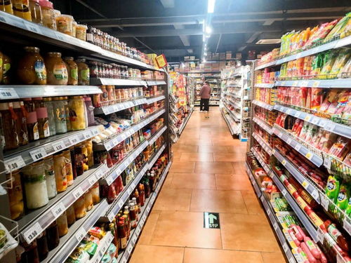 年轻人在超市查看打折商品