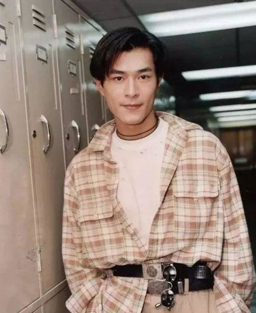 年轻时的古天乐与黄纪莹合影