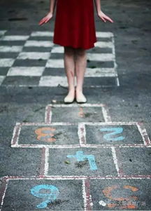 小时候一起玩跳房子的场景