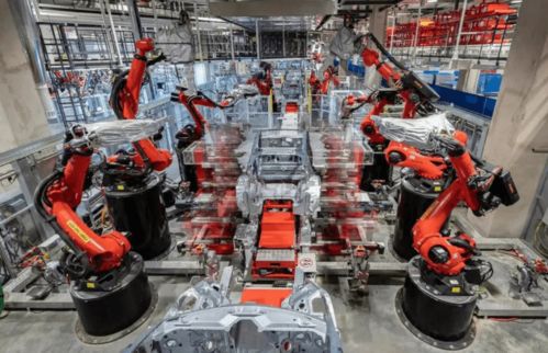 马斯克在特斯拉工厂视察